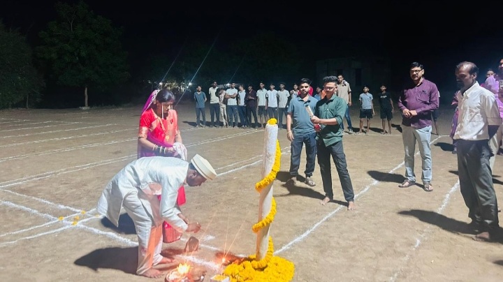 खेळाडू असलेल्या नवरदेवाने गृहप्रवेशा आधी केले मैदानाचे पूजन